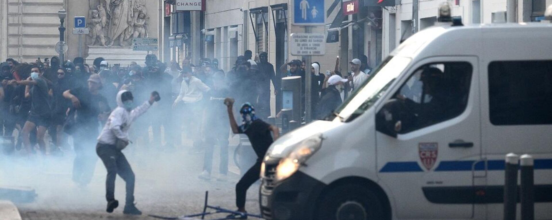 متظاهرون يشتبكون مع شرطة مكافحة الشغب في مرسيليا، جنوب فرنسا، 30 يونيو/ حزيران 2023 - سبوتنيك عربي, 1920, 01.07.2023