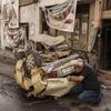 Мужчина осматривает разбитый автомобиль после военной операции в лагере беженцев Дженин на оккупированном Западном берегу - سبوتنيك عربي