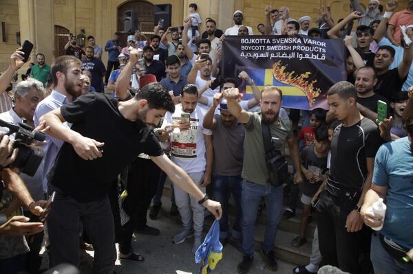  حرق علم السويد وإسرائيل وسط بيروت احتجاجا على  حرق نسخة من القرآن ونصرة لجنين  - سبوتنيك عربي