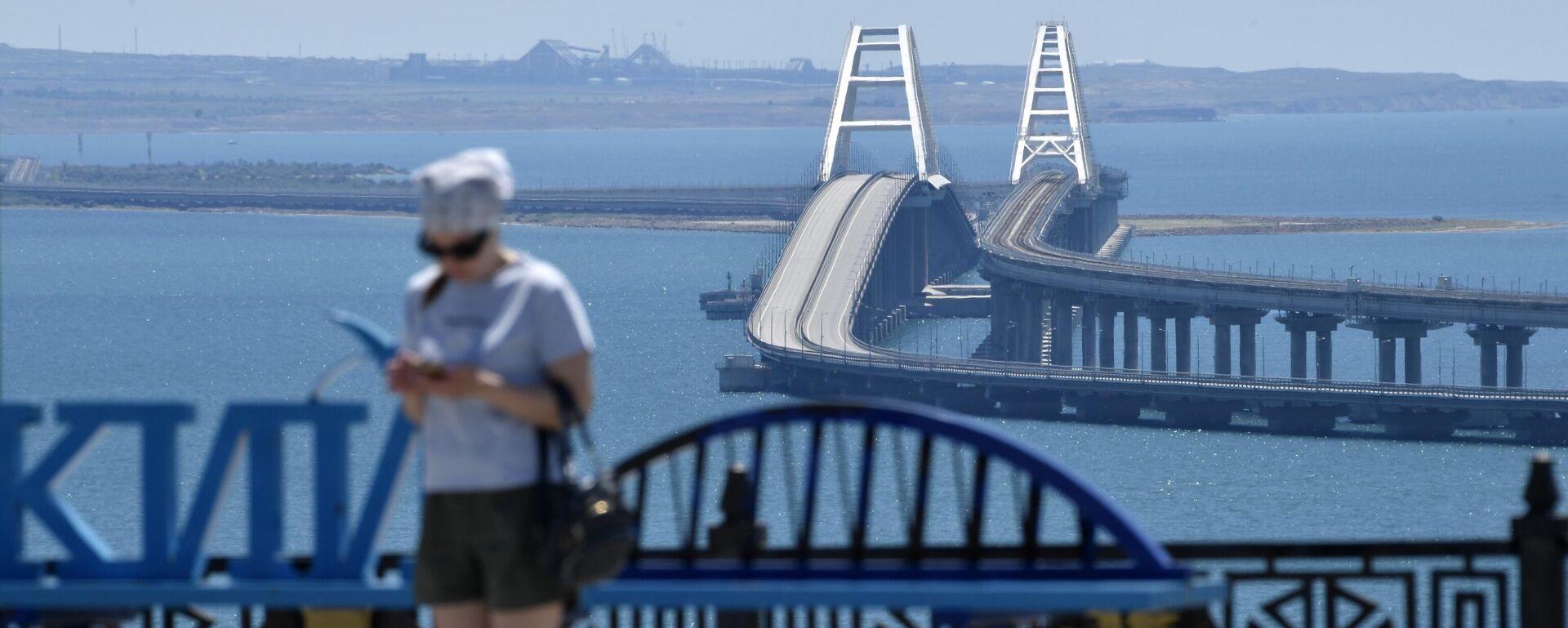 جسر القرم بعد تعرضه للهجوم الإرهابي بواسطة مركبتين مسيرتين أوكرانيتين تابعتين للقوات المسلحة الأوكرانية. - سبوتنيك عربي, 1920, 19.07.2023