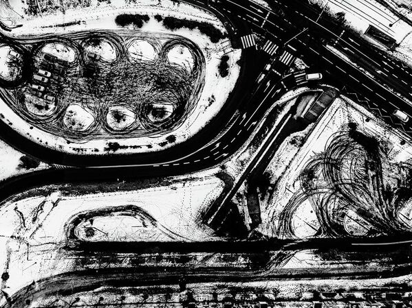 صورة بعنوان: التشحيط" للمصور البولندي كرزيستوف بابوغا، التي حازت على المركز الأول في فئة "التصوير التجريدي" في جوائز مونوفيجن للتصوير الفوتوغرافي بالأبيض والأسود 2023 - سبوتنيك عربي