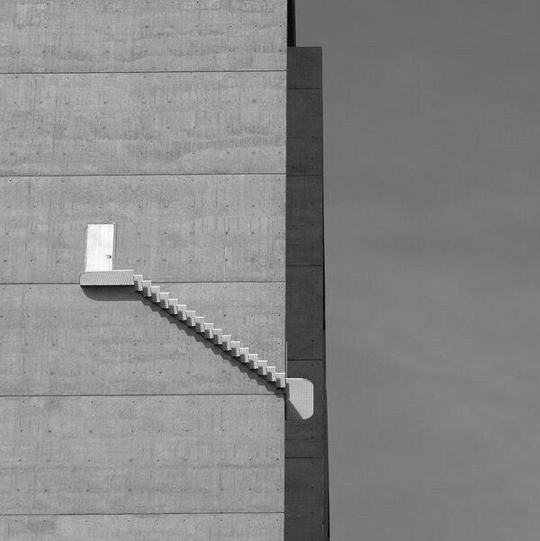 صورة بعنوان "الدخول"، للمصور السويسري بيت غوديرون، الحائز على فئة الهندسة المعمارية الفردية لجوائز مونوفيجن للتصوير الفوتوغرافي بالأبيض والأسود لعام 2023. - سبوتنيك عربي