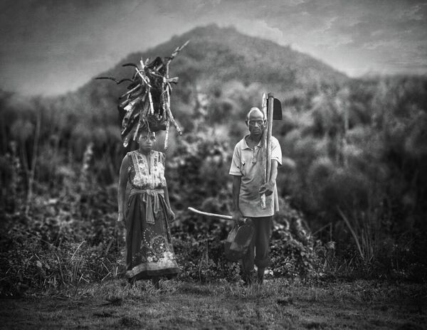 صورة بعنوان "طريق العودة إلى المنزل" للمصور الإماراتي أسامة العليمي، التي حازت على المركز الثاني في فئة الأشخاص الفرديين في جوائز مونوفيجن للتصوير الفوتوغرافي بالأبيض والأسود 2023. - سبوتنيك عربي