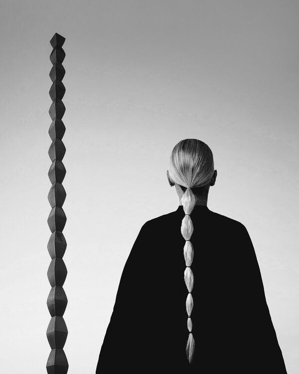 صورة بعنوان "تحية إلى برانكوسي" للمصورة الرومانية فيليسيا سيميون، الفائزة في فئة "الفنون الجميلة الفردية" لجوائز مونوفيجن للتصوير الفوتوغرافي بالأبيض والأسود 2023. - سبوتنيك عربي