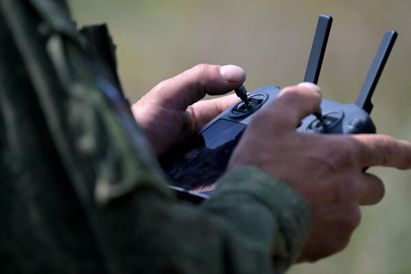 أجهزة التدريب في فصل دراسي أثناء تدريب مشغلي طائرة دون طيار في إحدى ساحات التدريب في منطقة العملية العسكرية الخاصة. - سبوتنيك عربي