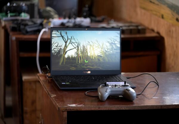 أجهزة التدريب في فصل دراسي أثناء تدريب مشغلي طائرة دون طيار في إحدى ساحات التدريب في منطقة العملية العسكرية الخاصة. - سبوتنيك عربي