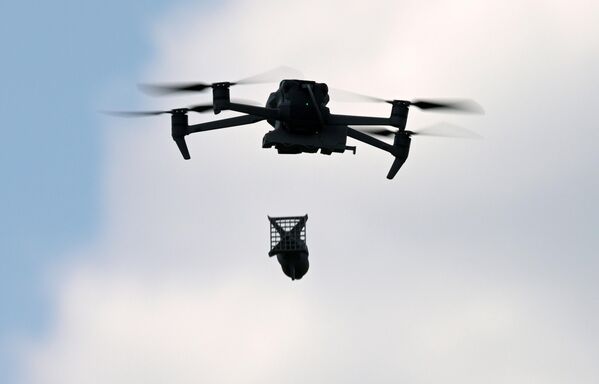 طائرة استطلاع دون طيار مجهزة بذخيرة مثبتة في إحدى ساحات التدريب في منطقة العملية العسكرية الخاصة. - سبوتنيك عربي