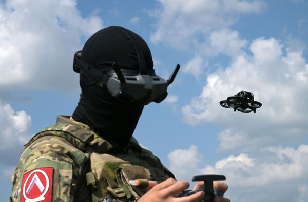 جندي من المنطقة العسكرية المركزية يتحكم في طائرة دون طيار من طراز "FPV" خلال تدريب لمشغلي الطائرات المسيرة في إحدى ساحات التدريب في منطقة العملية العسكرية الخاصة. - سبوتنيك عربي