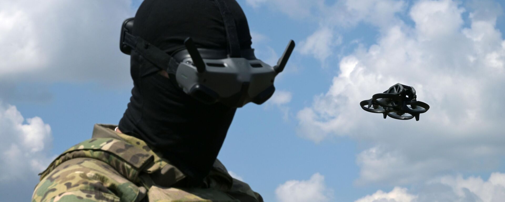 جندي من المنطقة العسكرية المركزية يتحكم في طائرة بدون طيار من طراز (FPV) خلال تدريب لمشغلي الطائرات المسيرة في أحد ساحات التدريب في منطقة عملية عسكرية خاصة. - سبوتنيك عربي, 1920, 21.07.2023