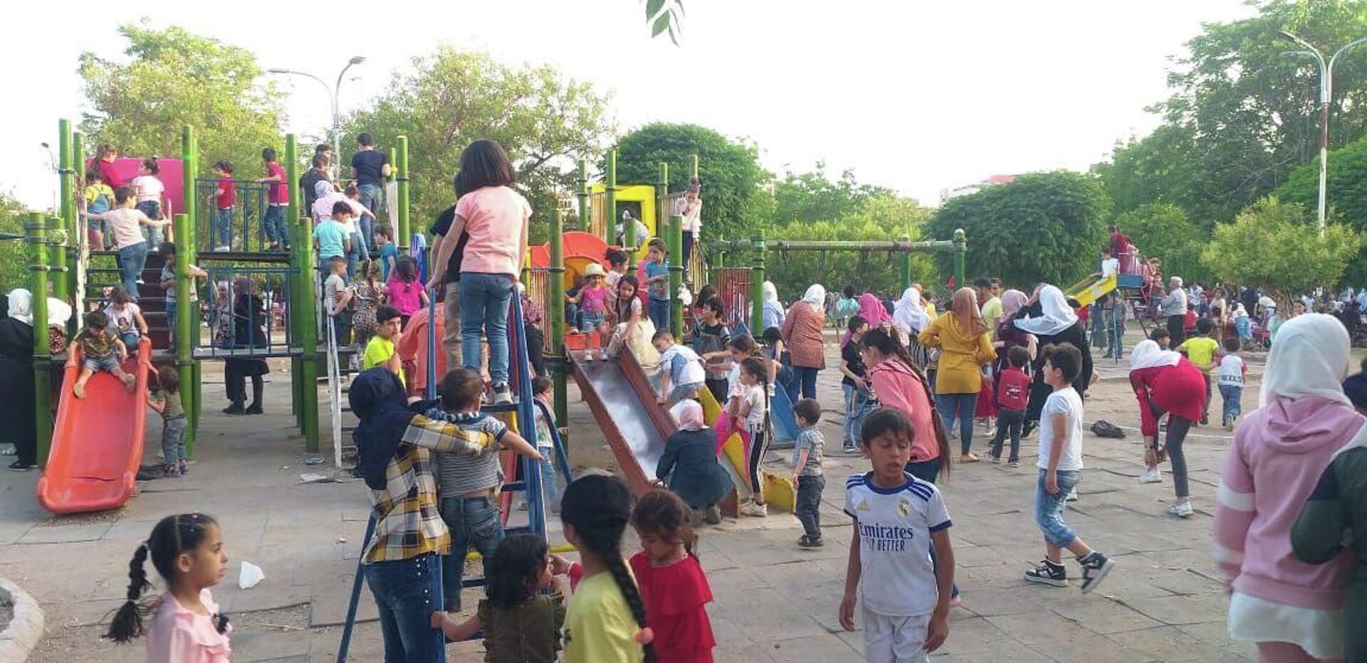 الدمشقيون يلجؤون إلى حدائق مدينتهم هربا من حرّ الصيف وانقطاع الكهرباء - سبوتنيك عربي, 1920, 21.07.2023