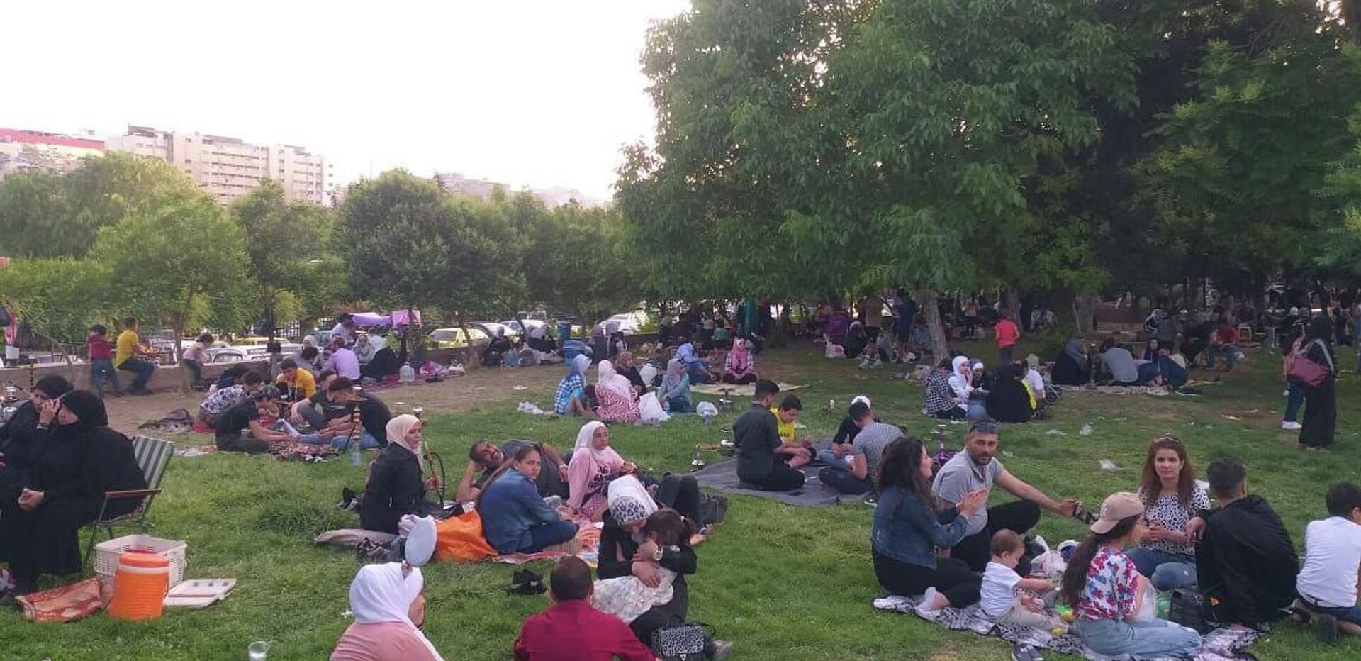 الدمشقيون يلجؤون إلى حدائق مدينتهم هربا من حرّ الصيف وانقطاع الكهرباء - سبوتنيك عربي, 1920, 21.07.2023