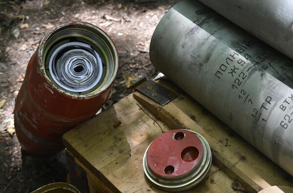 قذيفة بها منشورات لإرسالها في إتجاه محور سفاتوف، جمهورية لوغانسك الشعبية. - سبوتنيك عربي