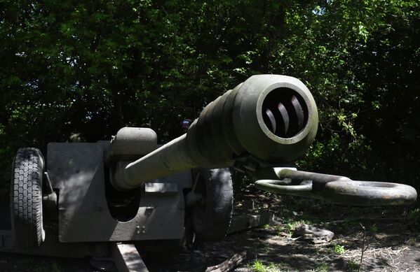 مدفع دي-30 التابع لقوات الجيش الروسي في إتجاه محور سفاتوف، جمهورية لوغانسك الشعبية. - سبوتنيك عربي