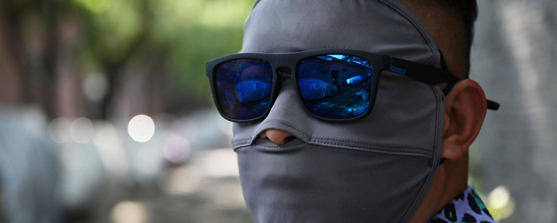 رجل يرتدي غطاء الوجه للحماية من أشعة الشمس أثناء ظروف الموجة الحارة في بكين، الصين في 20 يوليو 2023. - سبوتنيك عربي, 1920, 04.11.2023