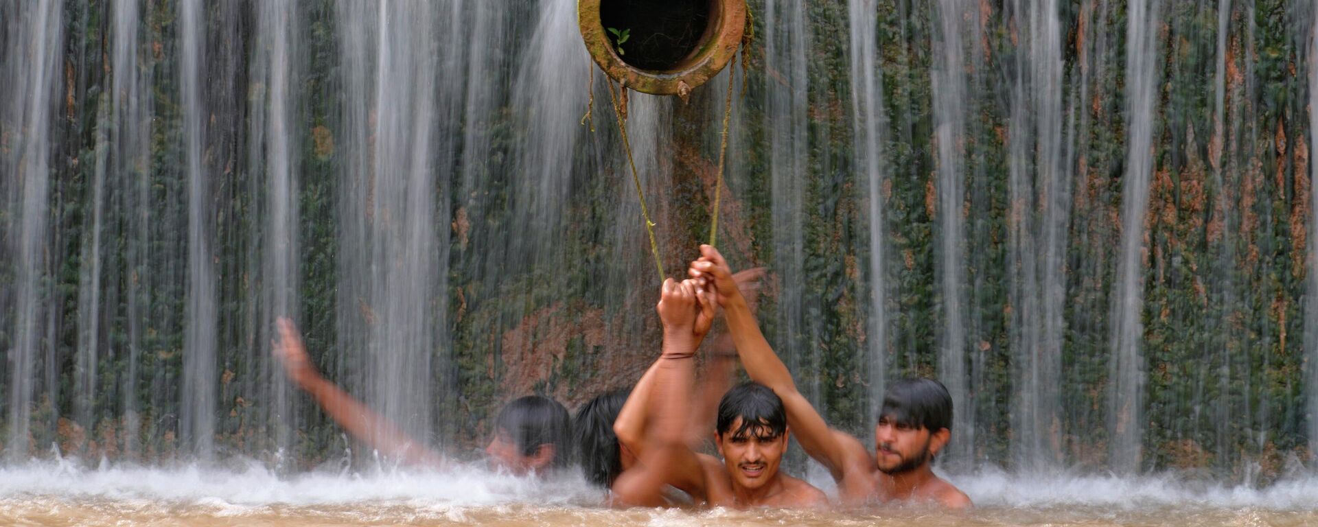 شباب يبردون انفسهم في شلال حيث وصلت درجات الحرارة إلى 36 درجة مئوية (96.8 فهرنهايت) في إسلام أباد ، باكستان ، 14 يوليو 2023. - سبوتنيك عربي, 1920, 29.05.2025