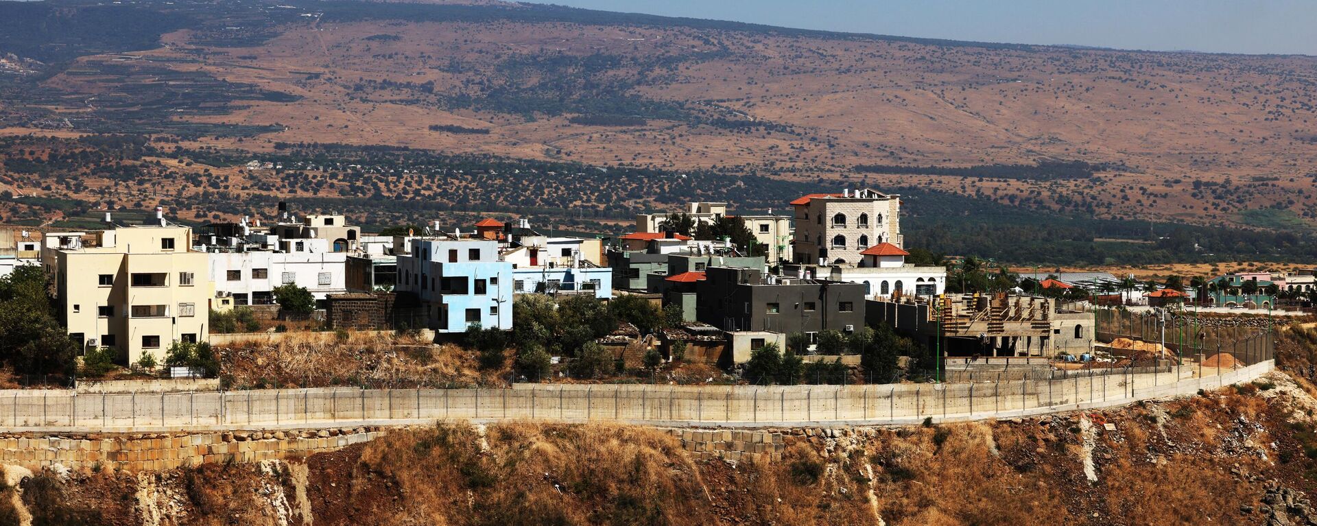 صورة مأخوذة من قرية الوزاني بجنوب لبنان تظهر الجزء الشمالي من قرية الغجر الحدودية التي أسستها إسرائيل مؤخرًا ، في 21 يوليو 2023. - سبوتنيك عربي, 1920, 03.05.2024