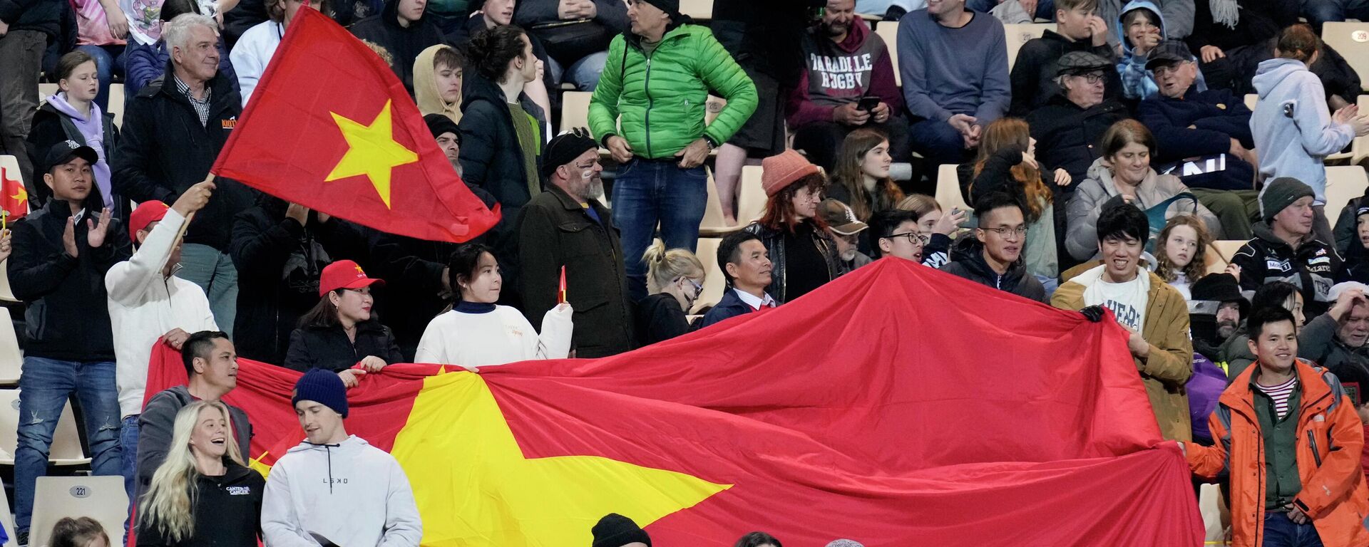 يتفاعل مشجعو فيتنام بعد المباراة التمهيدية لنيوزيلندا وفيتنام قبل كأس العالم للسيدات في نابير، نيوزيلندا، 10 يوليو 2023. - سبوتنيك عربي, 1920, 20.10.2025