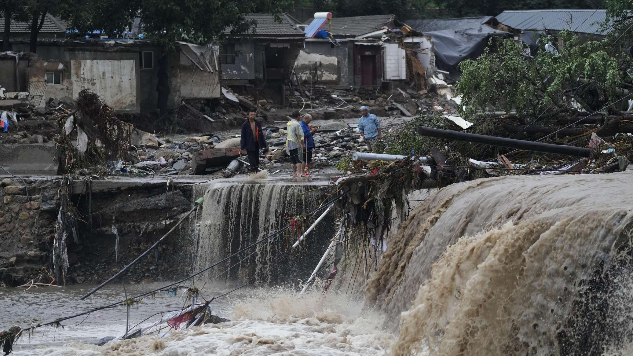 مصرع 30 شخصا وإصابة 22 آخرين إثر انهيار أرضي ناجم عن أمطار غزيرة بالعاصمة الغينية كوناكري