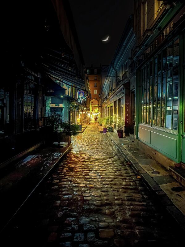 صورة بعنوان "الليلة الأخيرة قبل عيد الميلاد المجيد" في باريس، للمصور الفرنسي لونغ نغيوين (بواسطة iPhone 12 Pro)، الذي فاز بالمركز الأول في فئة "السفر" في مسابقة جوائز آيفون للتصوير لعام 2023 - سبوتنيك عربي