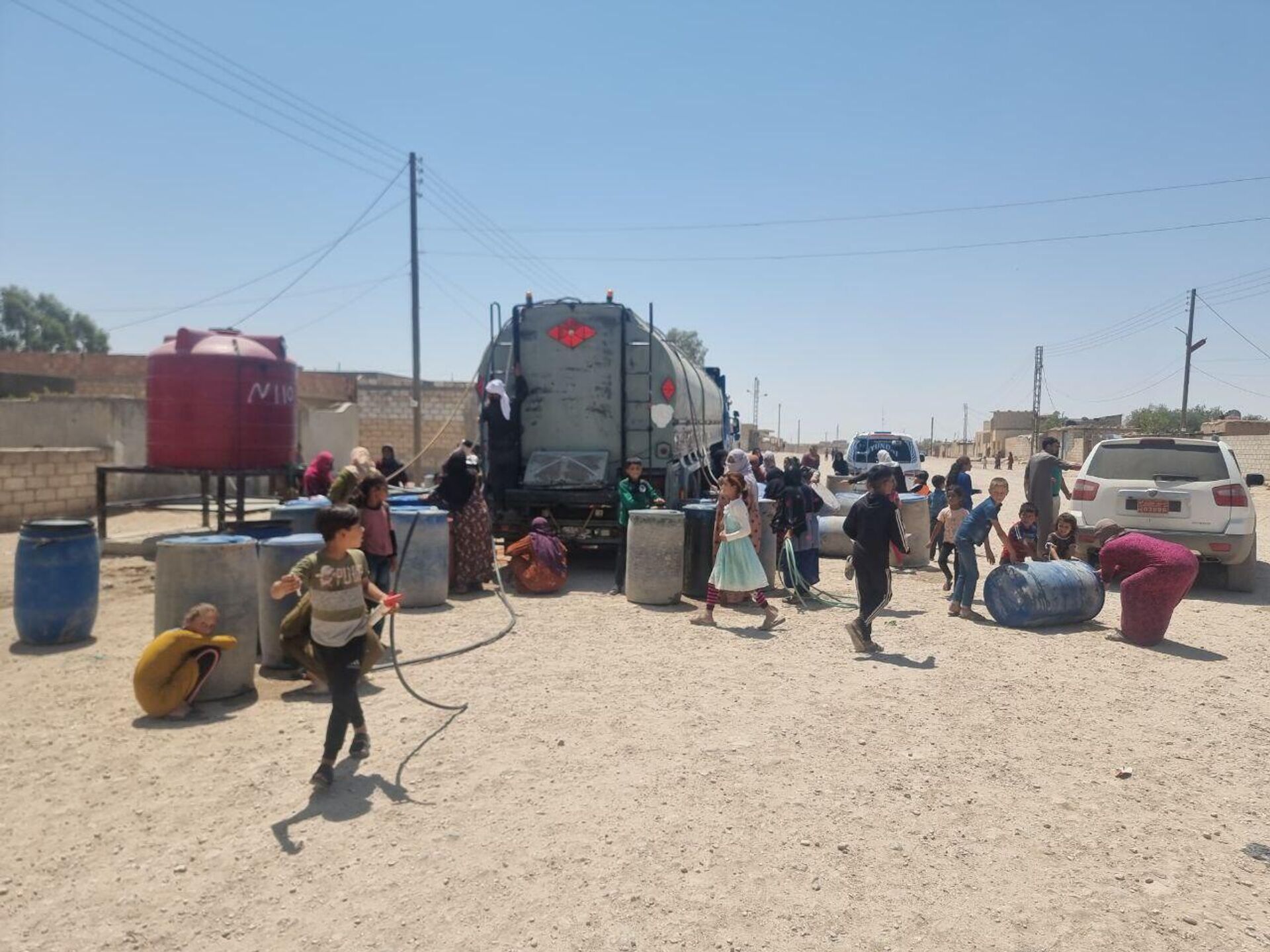 قبائل ديرالزور تطلق قافلة صهاريج لإرواء مليون مدني بمياه الشرب بعدما قطتعها عنهم تركيا - سبوتنيك عربي, 1920, 01.08.2023