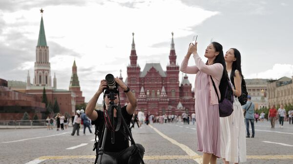 Иностранные туристы на Красной площади в Москве - سبوتنيك عربي