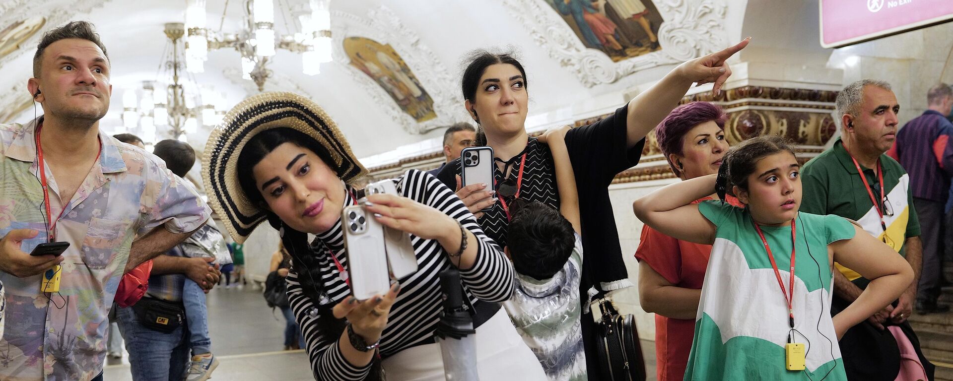 السياح الأجانب في موسكو، روسيا - سبوتنيك عربي, 1920, 01.12.2025