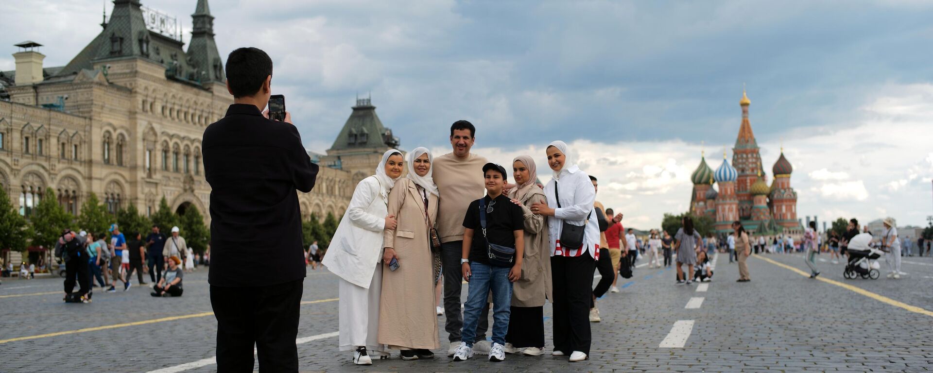 السياح الأجانب في موسكو، روسيا - سبوتنيك عربي, 1920, 01.12.2025