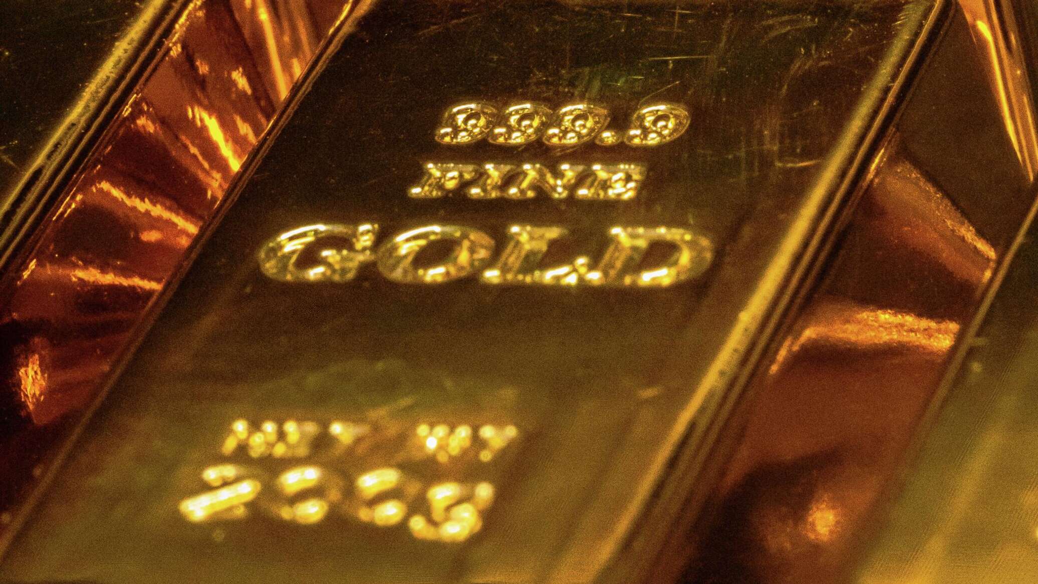 أونصة الذهب تكسر رقما تاريخيا... أزمات العالم تنعش المعدن الأصفر