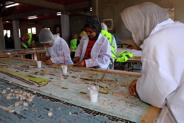 أطفال غزة يعيدون الحياة بأناملهم لفن الفسيفساء - سبوتنيك عربي