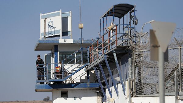 عنصر من قوات الأمن الإسرائيلية يحرس سجن جلبوع في شمال إسرائيل، 18 سبتمبر/ أيلول 2021 - سبوتنيك عربي