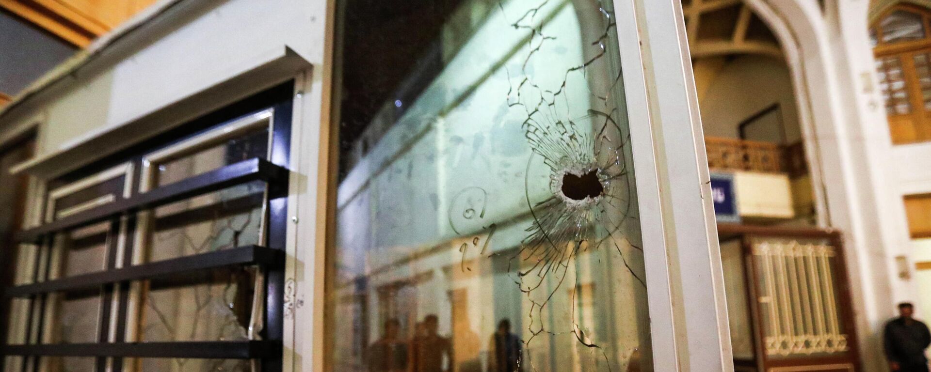 ثقوب رصاص في موقع هجوم إطلاق نار على ضريح شاه جراغ الإيراني في مدينة شيراز، إيران، 13 أغسطس/ آب 2023 - سبوتنيك عربي, 1920, 14.08.2023