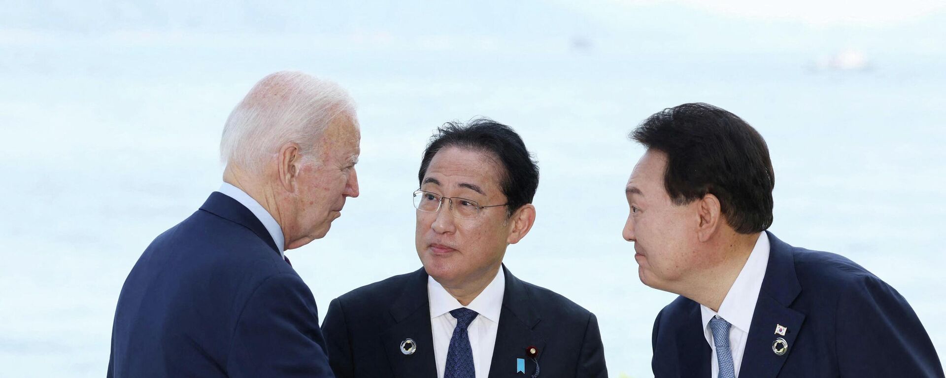 الرئيس الأمريكي جو بايدن (يسارا) ورئيس كوريا الجنوبية يون سيول (وسط) ورئيس وزراء اليابان فوميو كيشيدا (يمينا) - سبوتنيك عربي, 1920, 16.08.2023