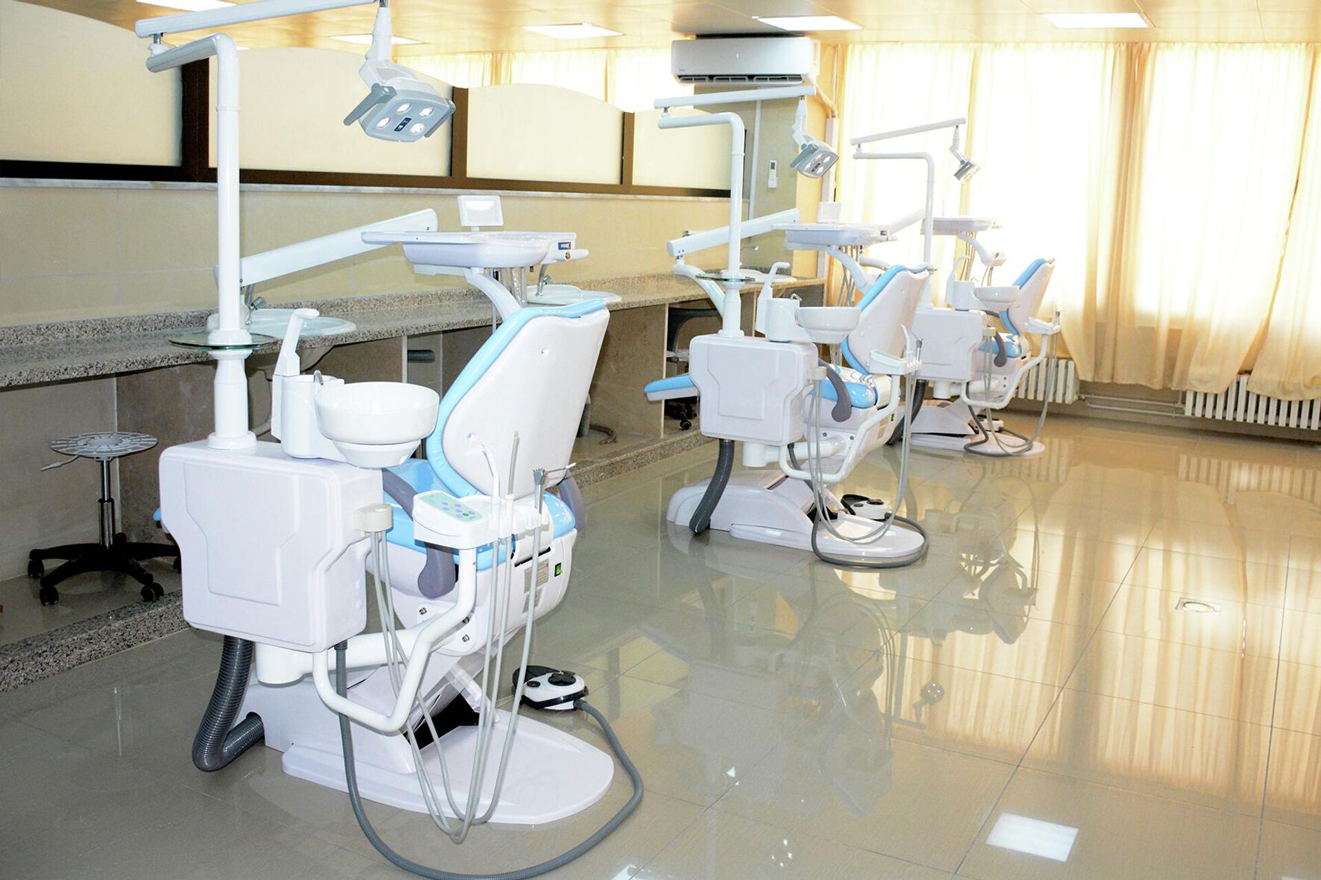 الإمارات تدعم القطاع الأكاديمي والمجتمعي بأجهزة طبية وتقنية المقدمة لجامعة اللاذقية - سبوتنيك عربي, 1920, 19.08.2023