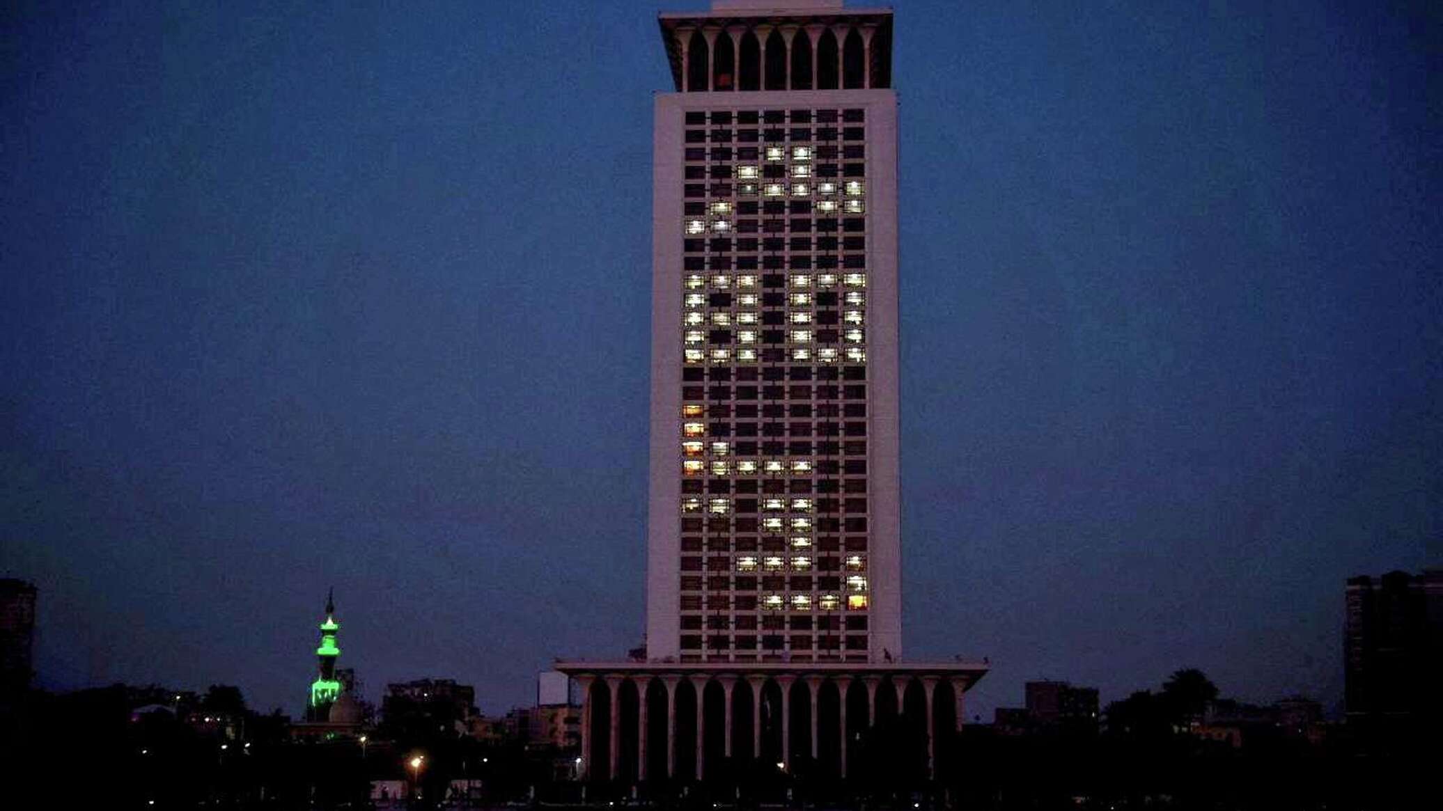 سفير مصري: القاهرة قد ترفع الحراسة من أمام سفارات الدول التي تسمح بالاعتداء على سفارات مصر لديها