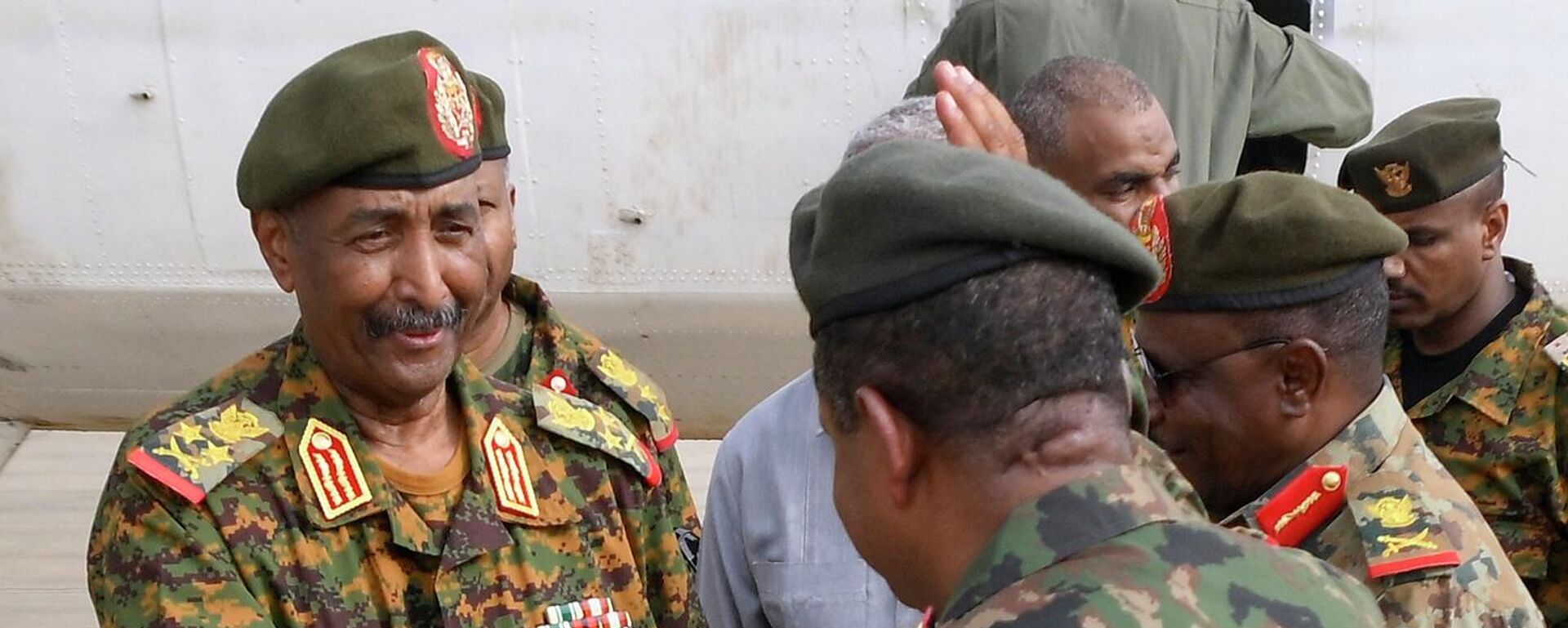 قائد الجيش السوداني، عبد الفتاح البرهان، يصل إلى مدينة بورتسودان الساحلية لأول مرة منذ بدء الصراع مع قوات الدعم السريع في شهر أبريل، 27 أغسطس/ آب 2023 - سبوتنيك عربي, 1920, 01.10.2023