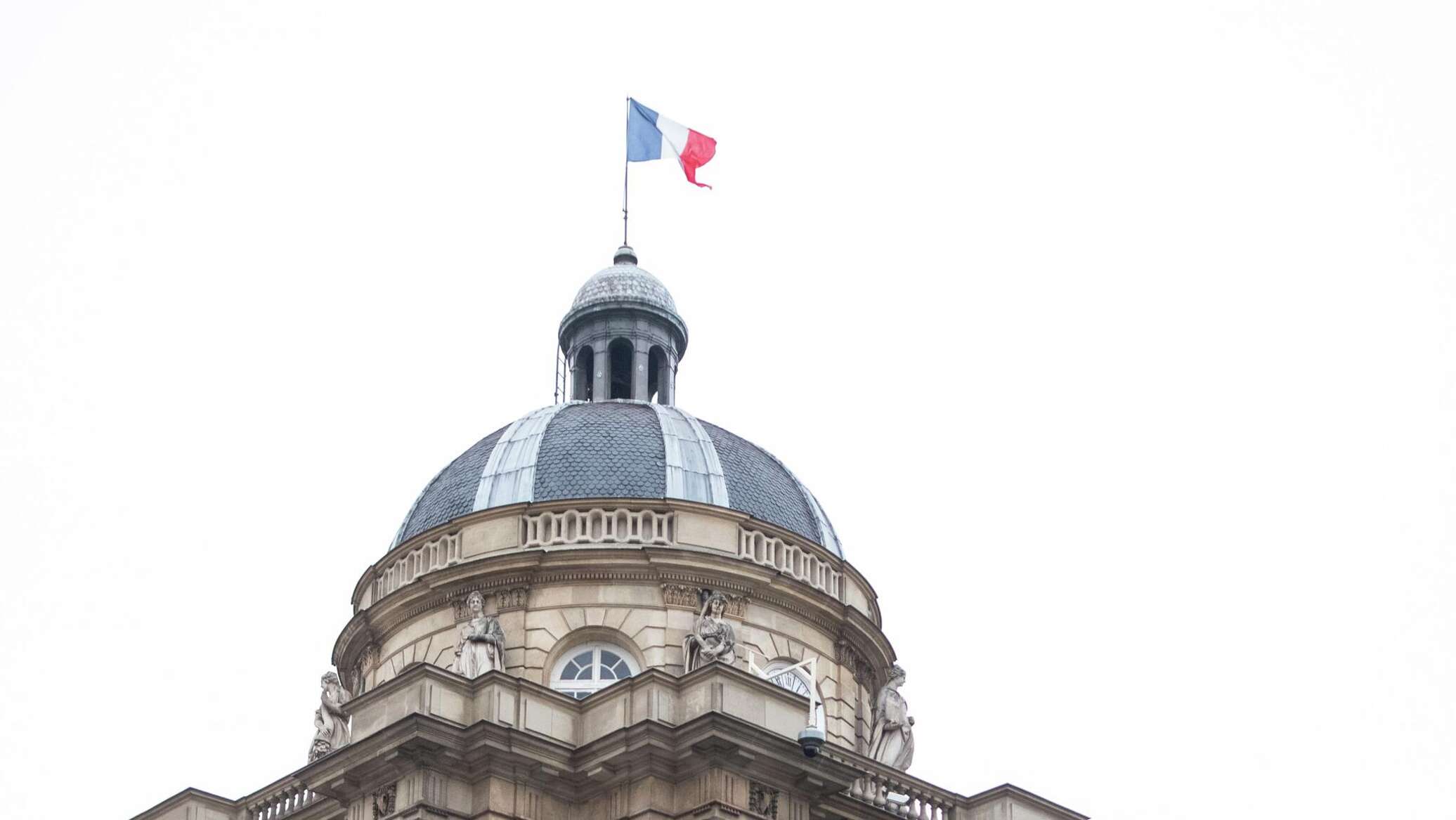 لم يكمل 24 ساعة في المنصب... استقالة رئيس الحكومة الفرنسية