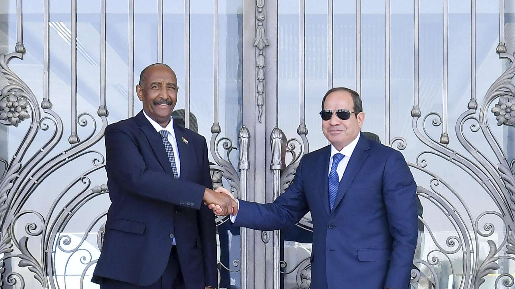 ما وراء زيارة رئيس مجلس السيادة السوداني إلى مصر بعد ساعات من قمة السلام في شرم الشيخ؟
