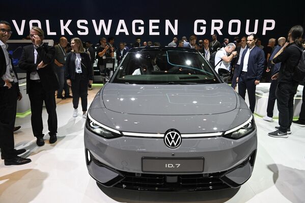 يحيط الزائرون بسيارة Volkswagen (VW) ID.7 التابعة لشركة السيارات الألمانية العملاقة "فولكس فاغن" والتي تم تقديمها في معرض ألمانيا الدولي للسيارات في ميونيخ، 4 سبتمبر 2023. - سبوتنيك عربي