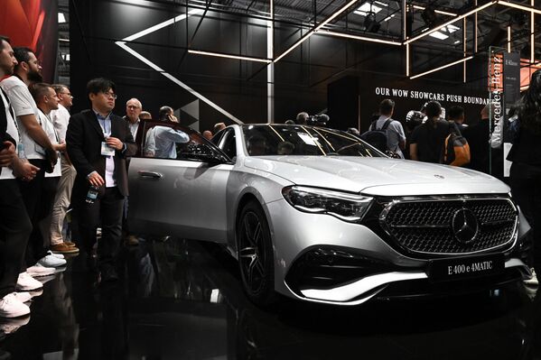 زوار يحيطون بسيارة Mercedes E 400 e-4Matic الجديدة في معرض ألمانيا الدولي للسيارات في ميونيخ، 4 سبتمبر 2023. - سبوتنيك عربي