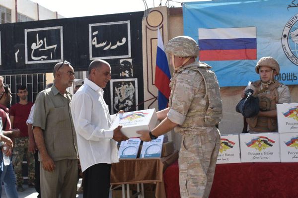 الجيش الروسي يقدم مساعدات تعليمية وغذائية للمعلمين في ديرالزور شرقي سوريا
الجيش الروسي يقدم مساعدات تعليمية وغذائية للمعلمين في ديرالزور شرقي سوريا
- سبوتنيك عربي