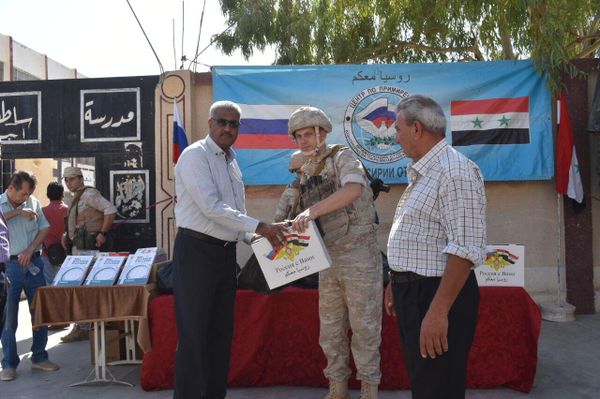 الجيش الروسي يقدم مساعدات تعليمية وغذائية للمعلمين في ديرالزور شرقي سوريا
الجيش الروسي يقدم مساعدات تعليمية وغذائية للمعلمين في ديرالزور شرقي سوريا
- سبوتنيك عربي