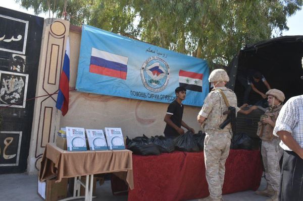 الجيش الروسي يقدم مساعدات تعليمية وغذائية للمعلمين في ديرالزور شرقي سوريا
الجيش الروسي يقدم مساعدات تعليمية وغذائية للمعلمين في ديرالزور شرقي سوريا
- سبوتنيك عربي