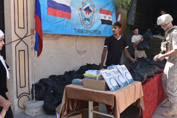 الجيش الروسي يقدم مساعدات تعليمية وغذائية للمعلمين في ديرالزور شرقي سوريا
الجيش الروسي يقدم مساعدات تعليمية وغذائية للمعلمين في ديرالزور شرقي سوريا
- سبوتنيك عربي