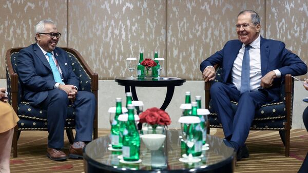 وزير الخارجية الروسي سيرغي لافروف يلتقي مع سلمان الفارسي، الأمين العام لرابطة جنوب آسيا للتعاون الإقليميآسيان على هامش قمة شرق آسيا الـ43 (آسيان) في جاكارتا، إندونيسيا  - سبوتنيك عربي