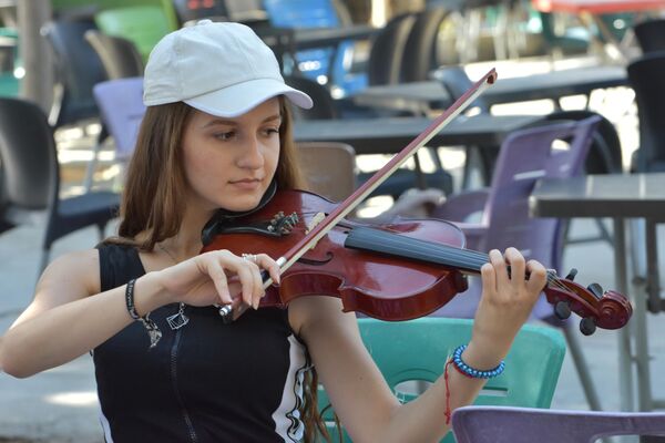 &quot;روزي&quot;... تداوي الأطفال الناجين من زلزال حلب، بتعلم العزف على الكمان. - سبوتنيك عربي