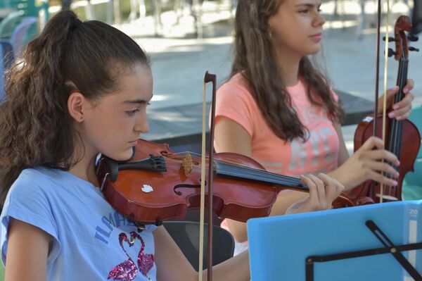 &quot;روزي&quot;... تداوي الأطفال الناجين من زلزال حلب، بتعلم العزف على الكمان. - سبوتنيك عربي