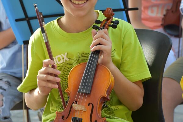&quot;روزي&quot;... تداوي الأطفال الناجين من زلزال حلب، بتعلم العزف على الكمان. - سبوتنيك عربي