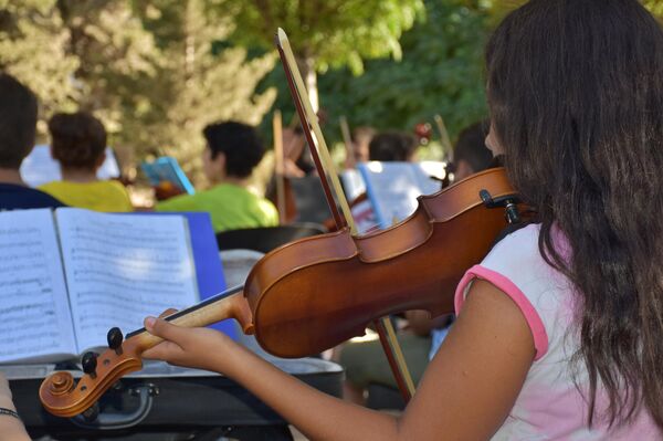 &quot;روزي&quot;... تداوي الأطفال الناجين من زلزال حلب، بتعلم العزف على الكمان. - سبوتنيك عربي