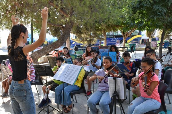 &quot;روزي&quot;... تداوي الأطفال الناجين من زلزال حلب، بتعلم العزف على الكمان. - سبوتنيك عربي