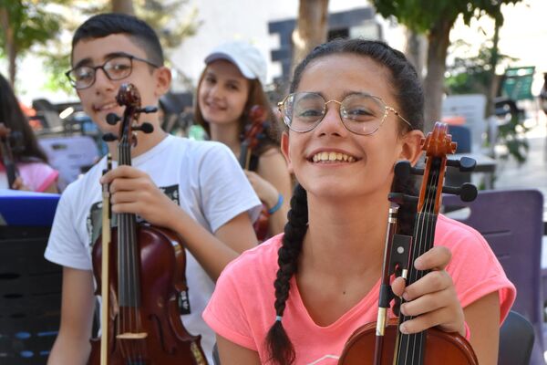 &quot;روزي&quot;... شابة تداوي الأطفال الناجين من زلزال حلب، بتعلم العزف على الكمان. - سبوتنيك عربي